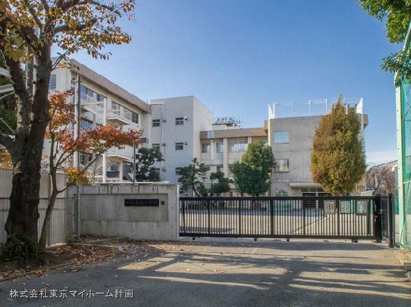 調布市立杉森小学校(多摩川を南に、田んぼや畑などが残る自然豊かな環境に立地した学校です。)