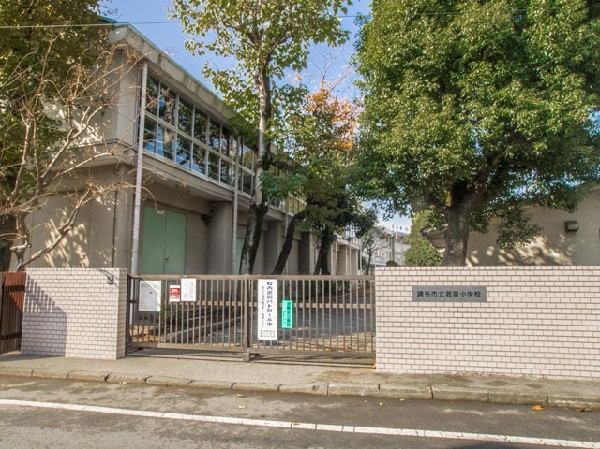 調布市立若葉小学校(学校の前に公立図書館があることから、授業に図書館の利用を積極的に採り入れており、興味のあることを様々な方法で調べて学ぶ「調べ学習」の時間に図書館を借りることもあります。)