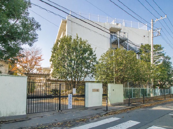 調布市立第四中学校(今日より明日、生徒も教員もチャレンジし続け、伸び続ける一人であり学校でありたいと願っています。生徒、教職員、保護者、地域が一体となり魅力的な調布四中をさらに躍進させたいと思っています。)