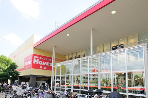 島忠ホームズ仙川店(1階はホームセンター「ホームズ」、2階はインテリア関連と専門店街、3階が家具売場。2階の専門店も含め、家庭用品において生鮮食品以外で揃わないものは無いというくらいの充実ぶりです。)