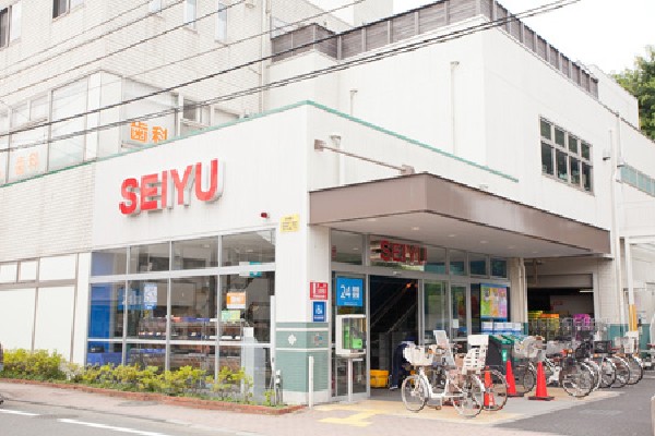 西友調布入間町店(24時間営業なので、帰宅が遅くなっても立ち寄れるというのも便利なお店だ。さらに、ネットショッピングも可能で、即日配達してもらうことも可能です。)