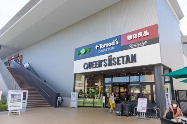 クイーンズ伊勢丹仙川店(京王線仙川駅徒歩2分の高級スーパーマーケットです。)