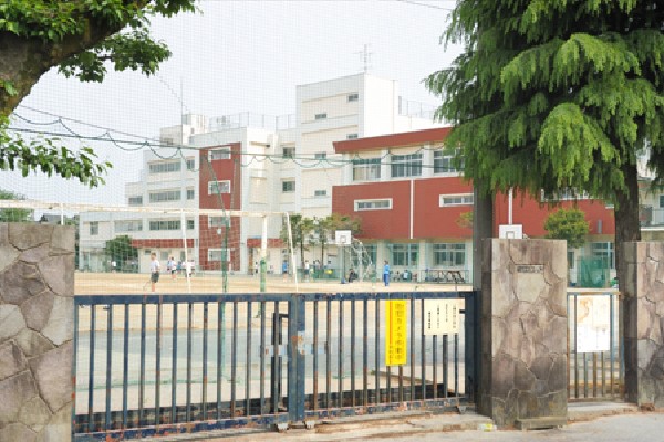 小金井市立緑中学校(合唱のうまさは、ことに有名であり、NHK全国学校音楽コンクールでは出場常連校として名を馳せています。部活動も盛んで、剣道部やバスケット部などは各大会でよい成績を収めています。)