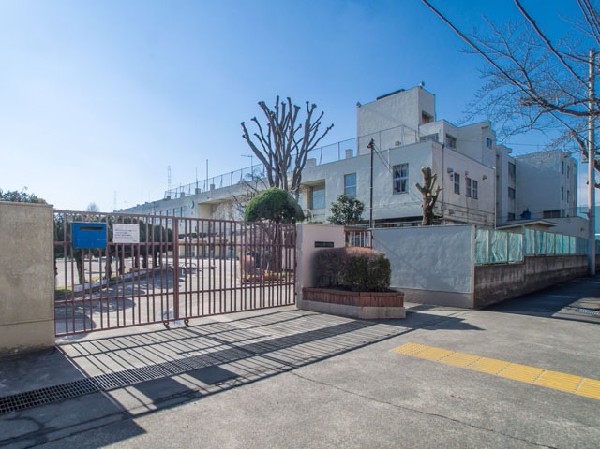 立川市立立川第六中学校(生徒にとって誰もが安心して生き生きと活動できる学校を目指します。)