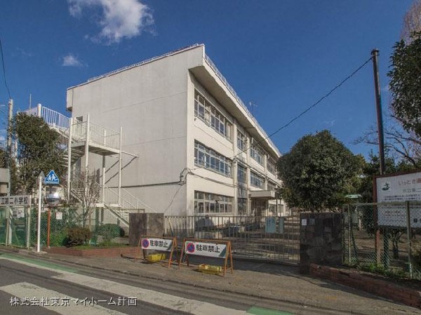 東久留米市立第二小学校(市内を流れる三本の川の源流は、いずれも湧水に発しています。その中で学校の近くを流れる落合川は、生活科や総合的な学習の時間に、本校の学習教材として度々活用しています。)