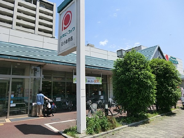 ピーコックストア花小金井店(営業時間：9時～22時。花小金井駅の南口から、遊歩道を挟んだところにあるスーパーです。毎月10日はアリガトーデイです。)
