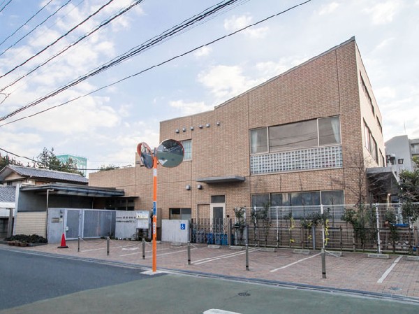 西原保育園(看護士による毎月保健だより発行、歯みがき指導、季節ごとに必要な指導、年間各2日の内科、歯科、耳鼻科、眼科の検診などの健康管理に取り組んでいます。)