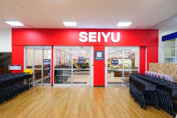 西友府中四谷店(「西友」のモデル店ともいえる店舗で、従来の「西友」とは内装が異なり、LED照明によって優しく穏やかな雰囲気を重視した店になっています。)