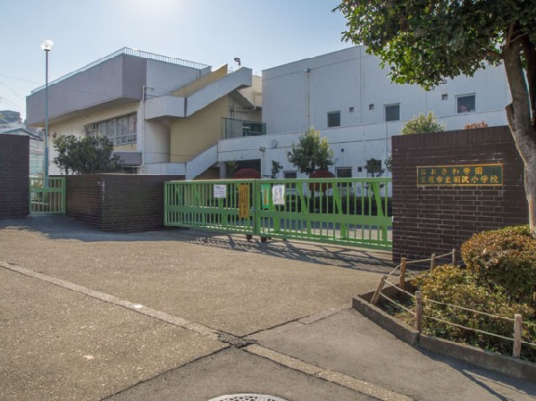 三鷹市立羽沢小学校(地域を愛し、自らの夢に向かって主体的に学び、心身ともにたくましい、国際性豊かな児童・生徒を育成する。ことが本校の教育目標です。)