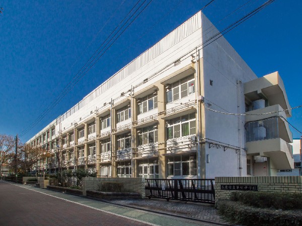 三鷹市立第七中学校(地域の人により運営される学校であるという認識のもと、教育支援学級の設置をはじめとして様々な学校活動を行っている中学校です。)