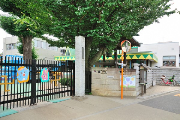 長久寺学園幼稚園(一日のカリキュラムには、身体機能の向上を目的とした体育指導のほか、外国人講師による英会話や音楽会鑑賞など、お勉強の要素も多く入る幼稚園です。)