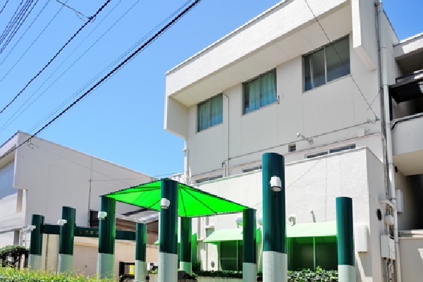椎の実子供の家(園内では適宜異年齢での縦割り保育を行いながら、園生活全般を通してモンテッソーリ教育を採り入れており、発達度合に応じて援護教育と一体化された保育園です。)