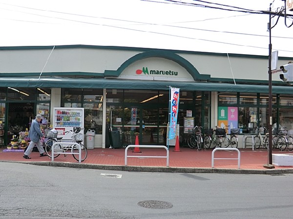 マルエツ東久留米店(生鮮スーパーとしては店舗数・売上規模ともに国内最大と言われる流通・小売業界の雄・マルエツの店舗らしく、その品揃えと品質・鮮度のよさについては売場をひと回りするだけで十分に伝わってくるものがあります。)