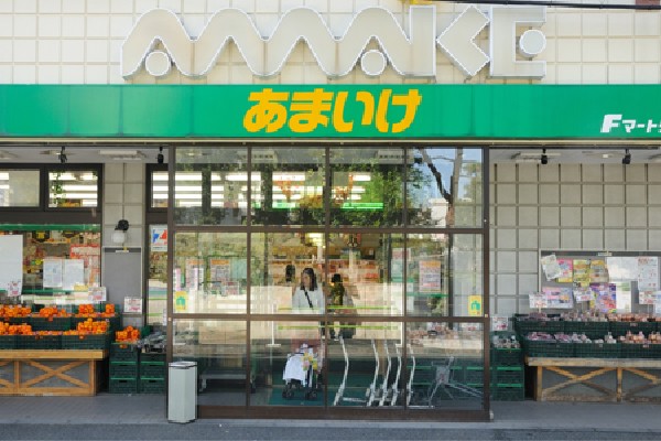 スーパーあまいけ小川店(団地の中にあり、遠くまで買い物へ行くのが難しい高齢者や、地元で買物をしたい人などが「家の近くで生鮮食品を選んで買えるのが嬉しい」ということで多く訪れる、地域密着型のお店です。)