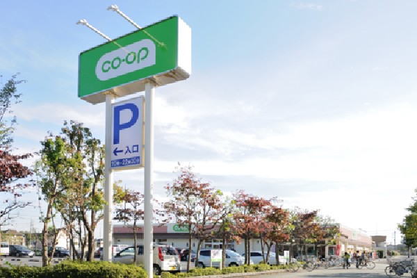 コープ小川西町店(組合員向けに「よりよい商品を少しでも安く提供する」、コープとうきょう 小川西町店です。数年前に改装して、惣菜とお酒と飲料の売場が広くなり、使いやすくなりました。)