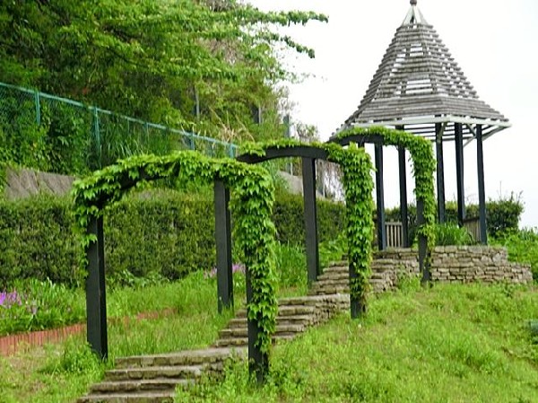 聖坂公園(聖坂公園まで350m 公園近くでお子様も安心して遊べます♪)