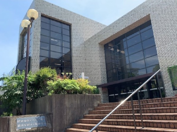 保土ケ谷図書館(星川駅と川辺公園プールが近くにあり、遊んだ後に立ち寄りやすい図書館。2階はこどもの本、3階は閲覧席があります。)