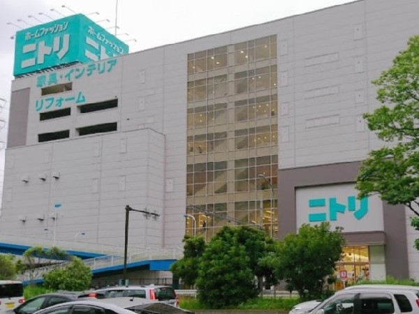 ニトリ新横浜店(大型家具から暮らしを彩るインテリア用品まで、お求めやすい価格で、より楽しく快適な住まいを実現していく多彩な商品を取りそろえた店舗です。お皿、茶碗、マットなど、引越しに伴う日用品はすべて揃います。)