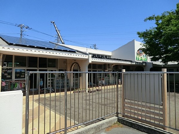 岸根こども園(岸根公園に隣接し自然環境に恵まれた保育園。畑で野菜を育て料理を体験します。七夕会や餅つきなど行事も楽しい。)