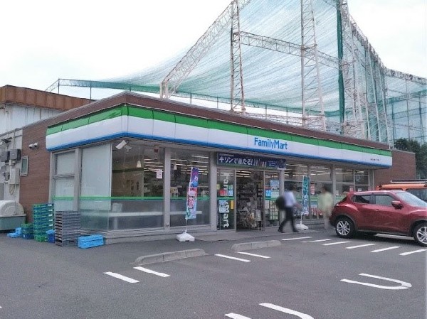 ファミリーマート横浜片倉一丁目店(ホットスナックのファミチキが人気のコンビニ。酒たばこ取扱い有。少量のチルド総菜が充実している。)