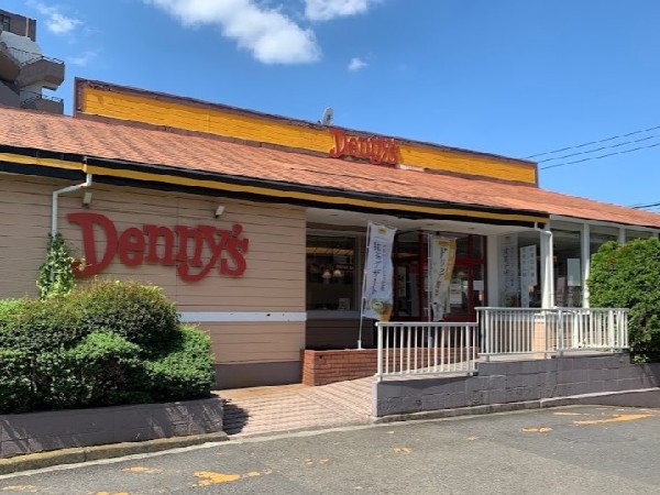 デニーズ片倉町店(お子様連れでも安心して食べに行けるファミリーレストラン。ドリンクバーあり。出前サービスも可能。)