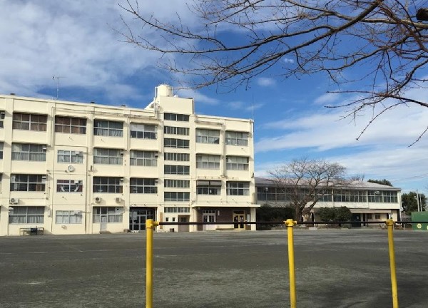 横浜市立深谷小学校(横浜市立深谷小学校まで400m 小学校へ近く、住宅街を抜ける通学路です。幹線道路を渡る必要もなく、平坦なエリアのため、お子様に優しい、負担の軽い通学路です。学校行事の際にもうれしい距離感です。)