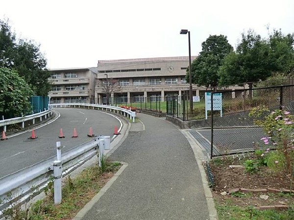 横浜市立中山中学校(横浜市立中山中学校まで900m)