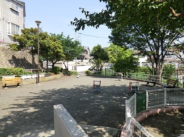港南六丁目公園(港南六丁目公園まで400m)