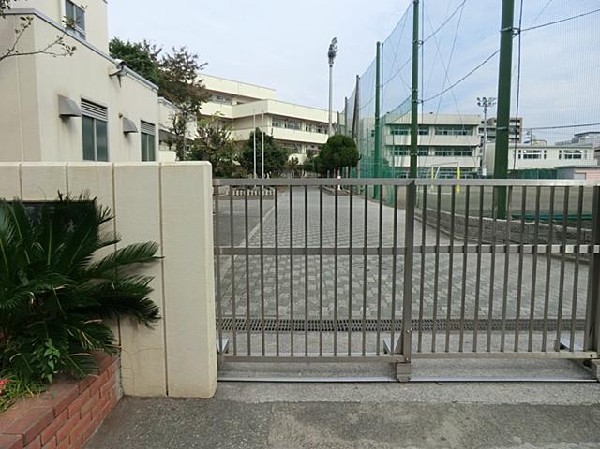 横浜市立鶴見中学校(横浜市立鶴見中学校まで2200m)