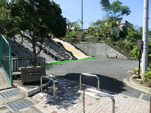 本郷台三丁目第二公園(本郷台三丁目第二公園まで550m)