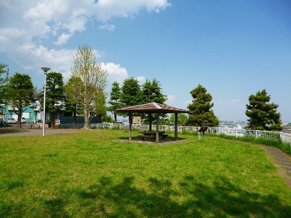 ふじやま遺跡公園　(縄文、弥生、古墳時代の竪穴式住居跡が保存されている。公園上部は広場スペース、下部は遊具スペースです。)