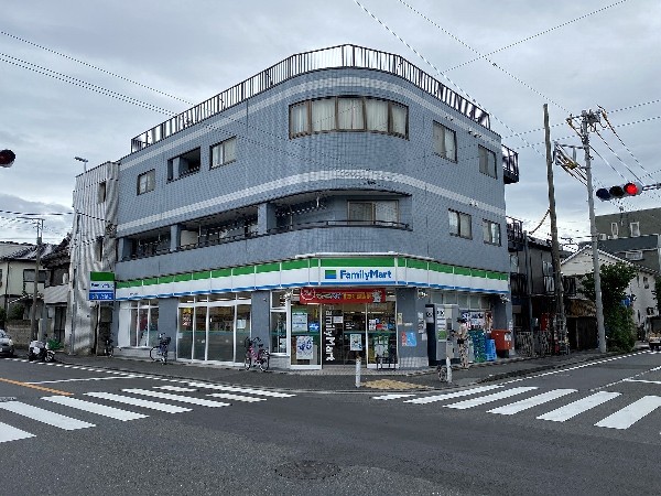 ファミリーマートますや古市場店(ファミチキをはじめスナックメニューも大人気です。買物だけではなく、日常生活に関係する最重要施設となりつつある。)