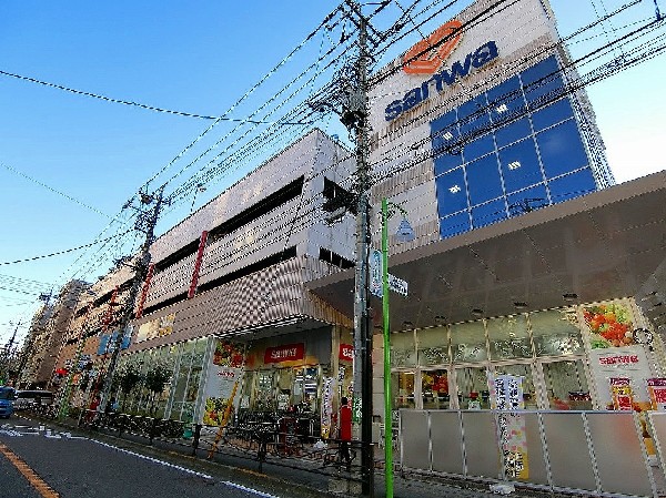 sanwa百合ヶ丘店(地域に密着した食品スーパーマーケットとして、魅力ある店舗づくりを進めている。)