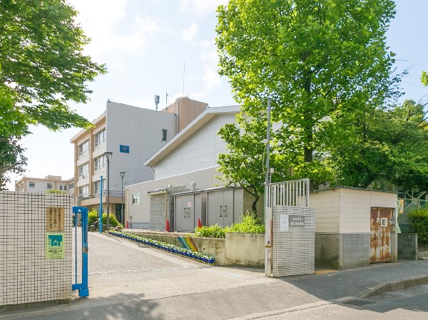 南生田小学校(充実した学習環境と教育の質で知られています。豊かなカリキュラムと温かい教師陣が子供たちの成長をサポートし、個々の才能を伸ばします。)