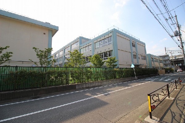 西中原中学校(生徒数が多い、有名な中学校です。1学年12クラスで全校生徒は1430人。)