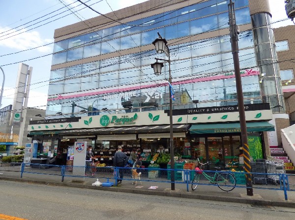 トップパルケ 久地店　(午前8時～午後25時までと比較的遅くまで営業している店舗。駅前に有るので仕事帰りの買物にも便利。宅配サービスも実施中。)