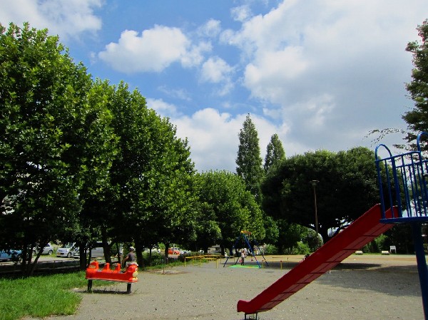 有馬かしの木公園(青空の下で駆け回ったり、遊具で遊んだり、思い思いの遊びができます。子供たちの元気で楽しそうな声が響き渡ります。)