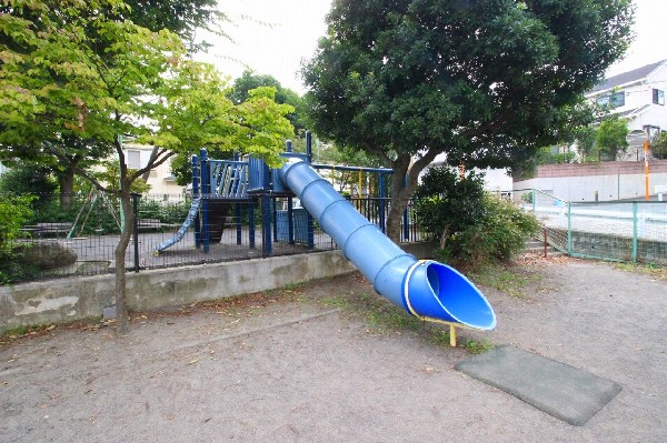 多摩美こぶし公園(特徴的なすべり台のある公園です。住宅街らしく近隣には公園がいくつかありますのでお子様とって嬉しい住環境です。)