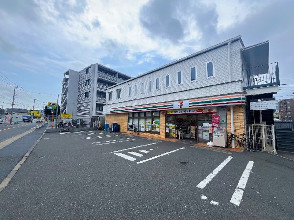 セブン-イレブン 川崎古川町店(セブンミールは大好評です。今や公共料金の支払いや宅配など、色々な用途があるコンビニは必須ですね。)