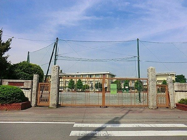 登戸小学校　(創立明治6年。学校教育目標「・よく考える子ども・思いやりのある子ども・健康でたくましい子ども・最後までやりぬく子ども」)