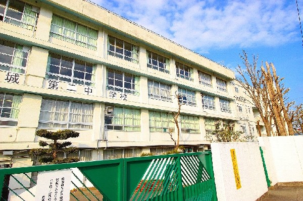 稲城市立稲城第二中学校(緑豊かな環境で、豊かな未来を育む。本校の教育目標は、「進んで学ぶ人、心の豊かな人、たくましく生きる人、助け合って働く人」)