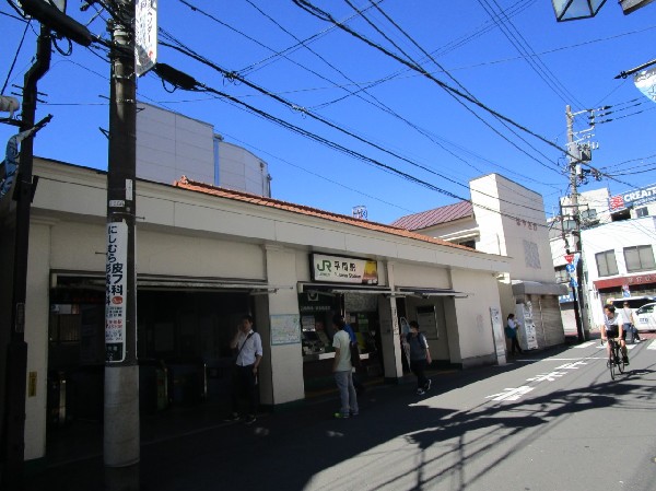 平間駅(JR南武線で「武蔵小杉」駅へ2駅4分、「川崎」駅へ4駅9分、都内、神奈川県内問わずどこへもアクセス便利です。)