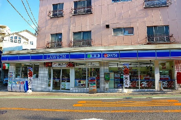 ローソン 宮前馬絹店(「マチのほっとステーション」をスローガンに掲げる通り、忙しい日々に「ほっ」とするひとときをもたらします。)