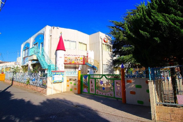 しのはら幼稚園(昭和45年設立の大型幼稚園。敷地の広さが特徴。また大型プールも備えているので夏は水遊びができる。)