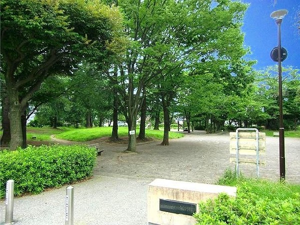 つつじが丘第四公園(住宅街らしく近隣には公園が複数ありますので、お子様にも嬉しい住環境です。きっと、お気に入りの公園がみつかるはずです。)