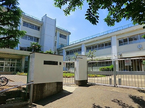 千代ヶ丘小学校(川崎市で一番標高の高いところにある小学校です。校舎から美しい富士山が望めます。)