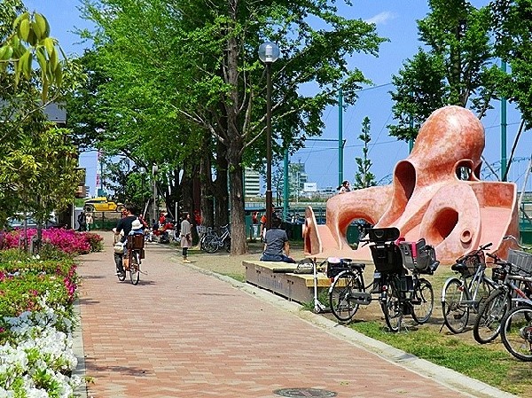 御幸公園 (多摩川の並びにある大きな公園です。お天気の良い日には広い芝生でピクニックなども楽しめます。)