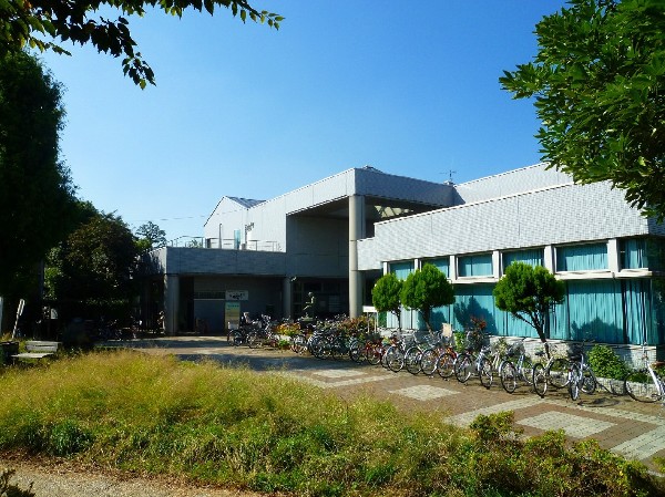 高津図書館 (緑に囲まれた高津図書館は、高津駅から徒歩5分、溝口緑地の中にあります。駐輪場も充実しています。)