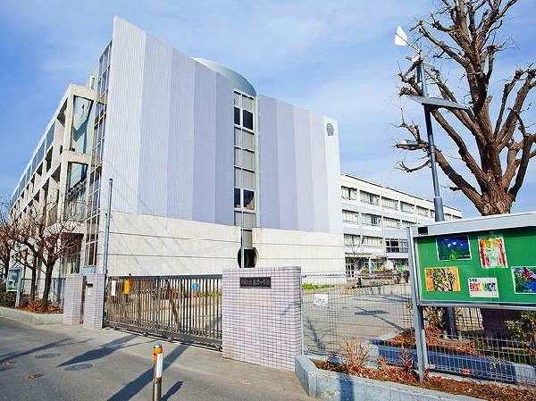 高津小学校(お子様が一日の中でも長い時間を過ごす小学校。どんどん成長していくお子様の姿が目に浮かびます。)