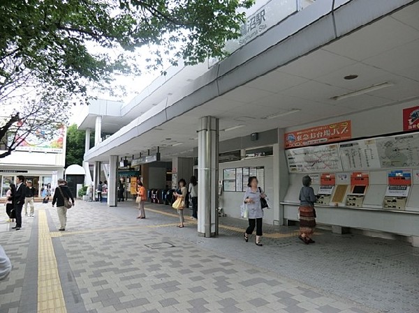 鷺沼駅(準急、急行列車も停車します。駅前は人や車の行き来が多いですが、少し離れると一変、のどかな雰囲気の住宅街が広がっています。)